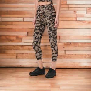 NWT Lululemon Wunder Train HR Crop 23" in Dispersed Light Raw Linen Multi Sz 10